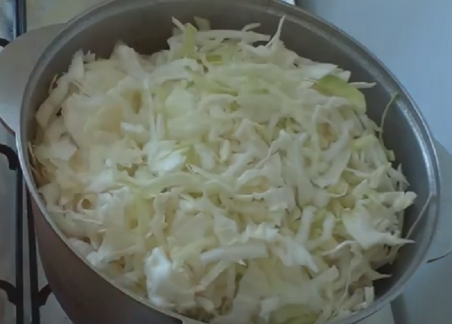 Тушкована капуста з мясом — 4 рецепти з фото і відео 097d863649a4cc5acc242a888aedcced Тушкована капуста з мясом — 4 рецепти з фото і відео