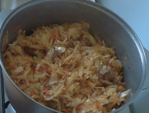 Тушкована капуста з мясом — 4 рецепти з фото і відео 4d4ea8a1721a0e5244195b49b20abeae Тушкована капуста з мясом — 4 рецепти з фото і відео