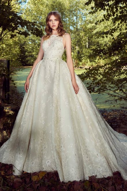 Білі лотоси: весільна колекція Zuhair Murad Bridal осінь зима 2019 2020 belye lotosy: svadebnaya kollekciya zuhair murad bridal osen zima 2019 202019 Білі лотоси: весільна колекція Zuhair Murad Bridal осінь зима 2019 2020