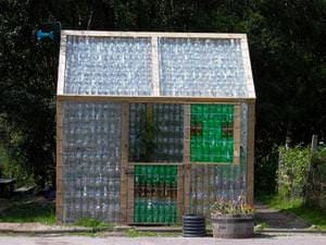 Теплиці і парники своїми руками з пластикових пляшок: види конструкцій і майстер клас по виготовленню 16888a3ef41bae6bc7ba7389c30eb506 Теплиці і парники своїми руками з пластикових пляшок: види конструкцій і майстер клас по виготовленню