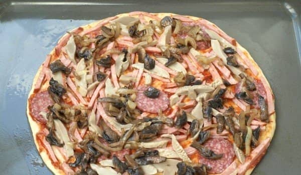 b3e759289740a640c574201b4c434fb1 Піца з грибами та ковбасою: легкі рецепти з фото покроково