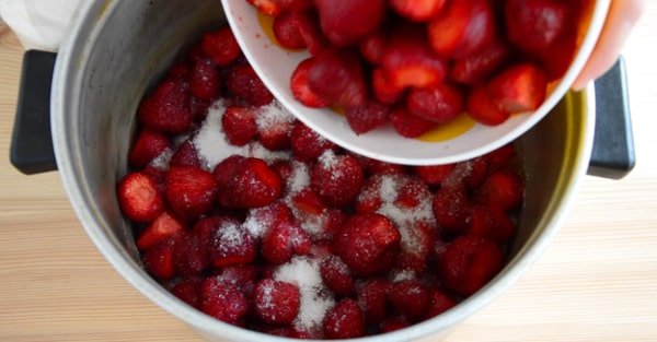 16939192dbb02b03802e4b9a2f8c5126 Густе варення з полуниці на зиму з цілими ягодами   14 рецептів