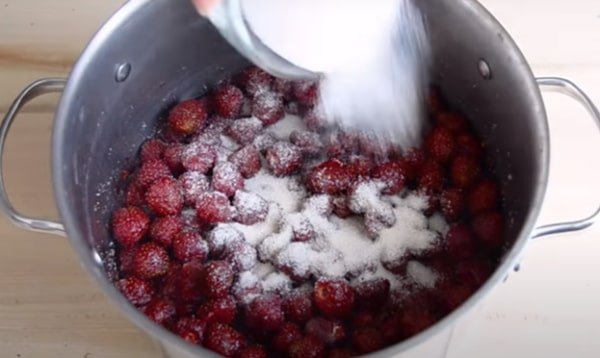 2a6277da721433d8ef8b08cb24eb61df Густе варення з полуниці на зиму з цілими ягодами   14 рецептів