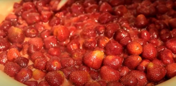 42afb99a93a8a1868ab283f114f39d0c Густе варення з полуниці на зиму з цілими ягодами   14 рецептів