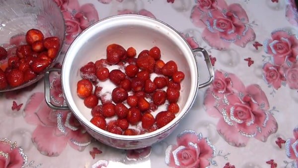 4cbf981961ddfa948e8867b932f41a92 Густе варення з полуниці на зиму з цілими ягодами   14 рецептів