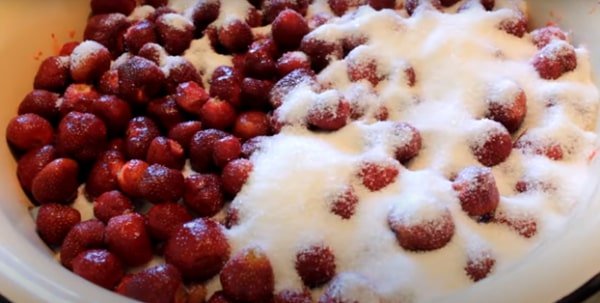 5c9933bd512febd6186e66449b0d21c3 Густе варення з полуниці на зиму з цілими ягодами   14 рецептів