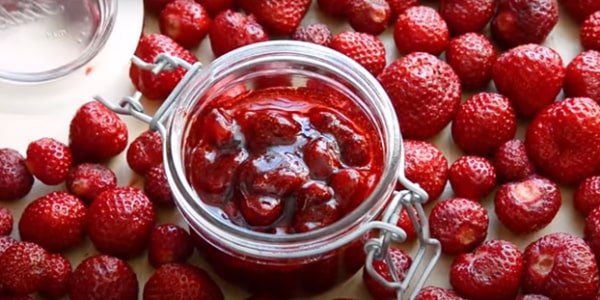 6cbd0561593fec3d153db138bd16bd3d Густе варення з полуниці на зиму з цілими ягодами   14 рецептів