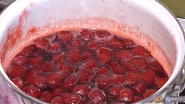 77fc4bbea7a1666e8d4c7f88babce0ec Густе варення з полуниці на зиму з цілими ягодами   14 рецептів