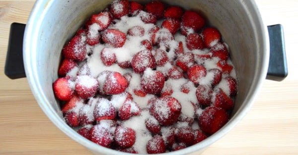 7fe7bd8280c0d77376777d4b45865171 Густе варення з полуниці на зиму з цілими ягодами   14 рецептів