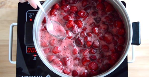 9970370cdfd19d71841abfda997e9349 Густе варення з полуниці на зиму з цілими ягодами   14 рецептів