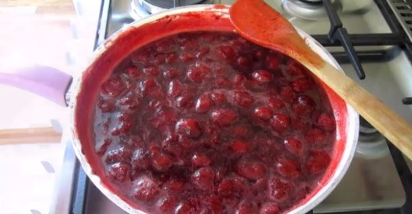 9dabb02c2b4afc816bb50b561f1d58fc Густе варення з полуниці на зиму з цілими ягодами   14 рецептів