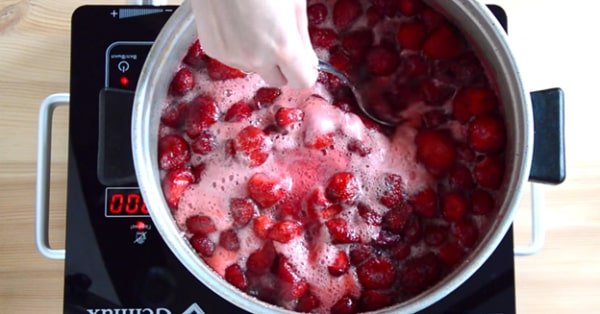a121f2ae12b3f2b0fd659d062593cf00 Густе варення з полуниці на зиму з цілими ягодами   14 рецептів
