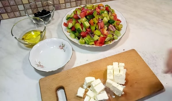 bea4d50bc8bf5fd8d3582f23b5ac1cbd Грецький салат   12 простих класичних рецептів в домашніх умовах