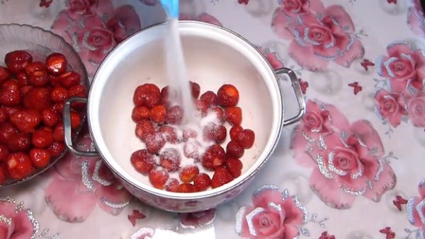 bf254399e3d5f8ce07517a9911569e5b Густе варення з полуниці на зиму з цілими ягодами   14 рецептів