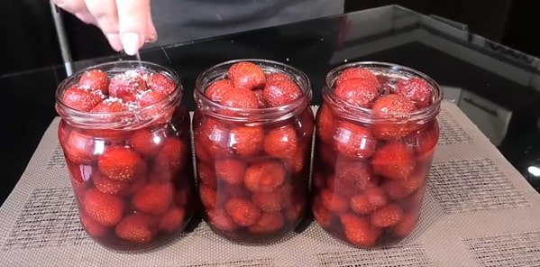 ce8d3dbbcbd90a4196e0000a4661f0f3 Густе варення з полуниці на зиму з цілими ягодами   14 рецептів
