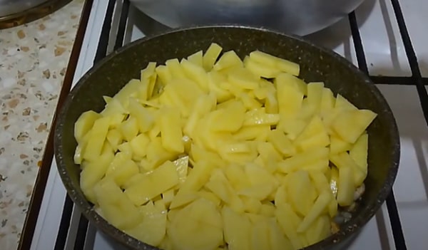 e4d79d0a2c4dc3bdee2f8bd778d1830e Як посмажити опеньки з картоплею на сковороді   7 рецептів смажених грибів