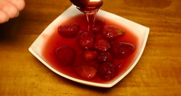 ebda268ebe5a75a1075acb2f037a3acf Густе варення з полуниці на зиму з цілими ягодами   14 рецептів