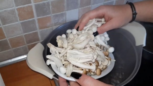 f04c13ead36e836e03b289bbc0daf42e Як посмажити опеньки з картоплею на сковороді   7 рецептів смажених грибів