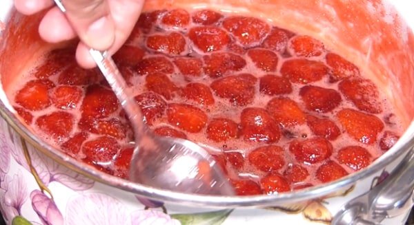 f5e15973b1468cc6d76b275f5af7890f Густе варення з полуниці на зиму з цілими ягодами   14 рецептів