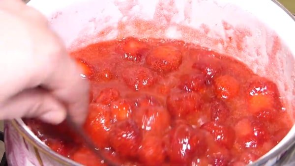 fb50974ac8f812e33ce7cc7bfb4eeb88 Густе варення з полуниці на зиму з цілими ягодами   14 рецептів