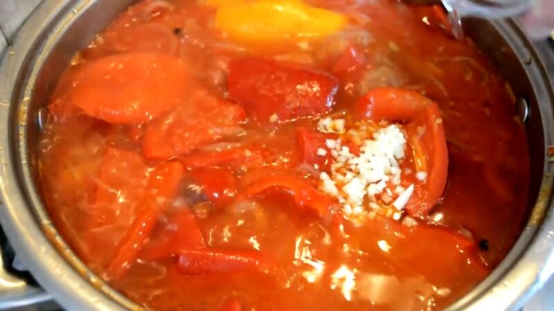 lecho iz bolgarskogo perca s pomidorami lukom i morkovju na zimu 47e3c12 Лечо з болгарського перцю з помідорами, цибулею і морквою на зиму