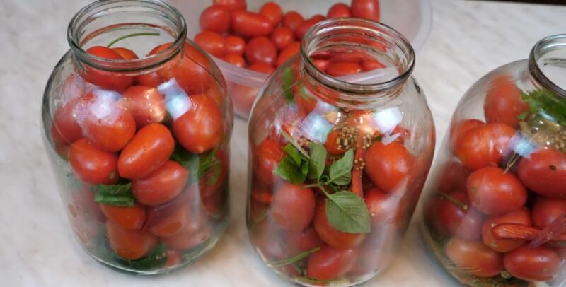 marinovannye pomidory na zimu v bankah vkusnye recepty domashnego prigotovlenija e1438d9 Мариновані помідори на зиму в банках   Смачні рецепти домашнього приготування