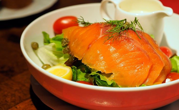 salat s krasnoj ryboj na prazdnichnyj stol 4ab236f Салат з червоною рибою на святковий стіл
