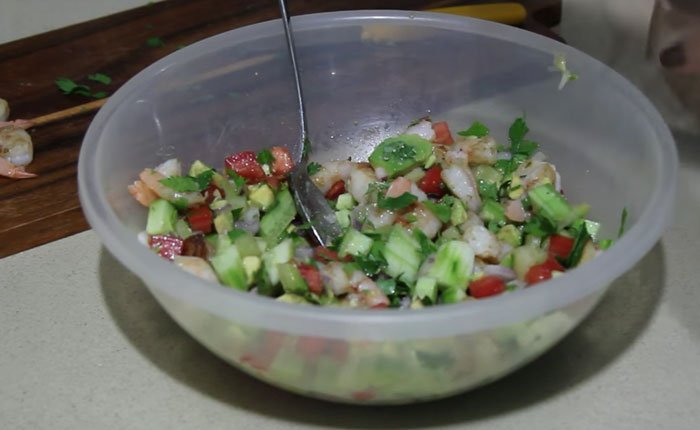 salat s krevetkami i avokado 5 prostyh i vkusnyh receptov f392fa1 Салат з креветками і авокадо   5 простих і смачних рецептів