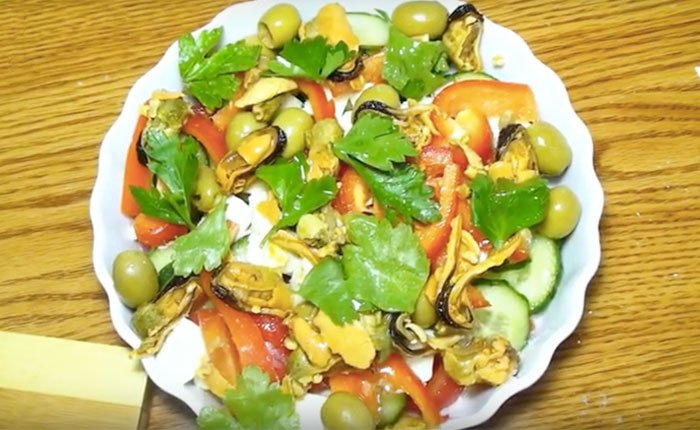 salat s midijami vkusnye recepty bez majoneza 0f933a2 Салат з мідіями: смачні рецепти без майонезу