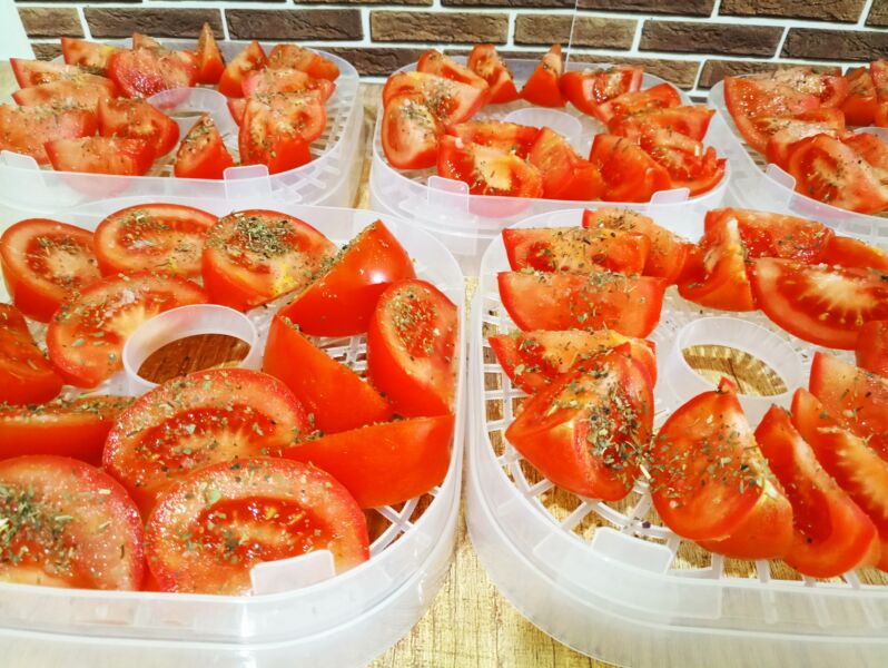 vjalenye pomidory v domashnih uslovijah recept prigotovlenija v elektrosushilke cef4fba Вялені помідори в домашніх умовах   рецепт приготування в електросушарці