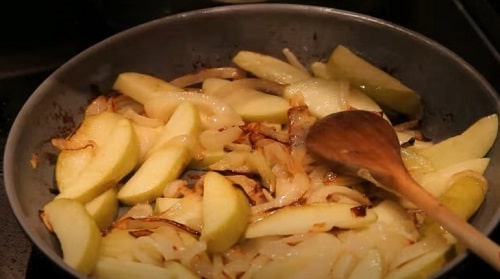 02cc5616db79aa795d3ad0c357a66ad0 Печінка з яблуками і цибулею по берлінськи   рецепт на сковороді