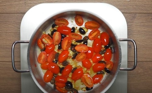 37edda9f253ad33fac4a72c44b4f4078 Курка з грибами на сковороді   рецепт з помідорами і овочами у вині