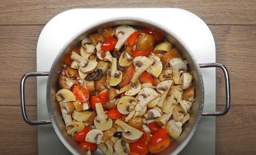 47a49e7e03d0e0e92a6b7e9784df4656 Курка з грибами на сковороді   рецепт з помідорами і овочами у вині