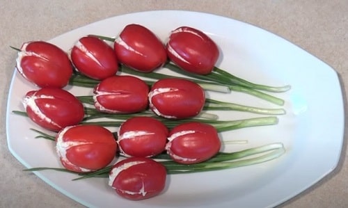  Салат «Тюльпани» з помідорами і крабовими паличками   рецепт на 8 Березня