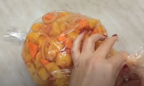 5ab001320e3839c7035a7b3fcf8d63c4 Картопля запечена в рукаві для запікання в духовці   ТОП рецептів