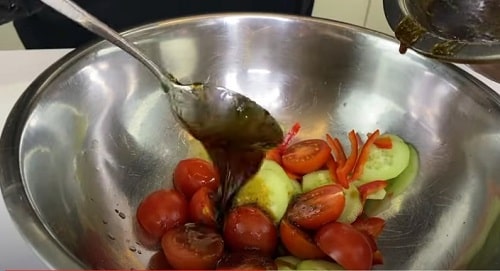  Салати з креветками і помідорами: рецепти з черрі, авокадо, руколою, сиром