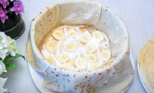  Млинцевий торт зі згущеним молоком   рецепт з бананами, ягодами з кремом із згущеного молока і вершків