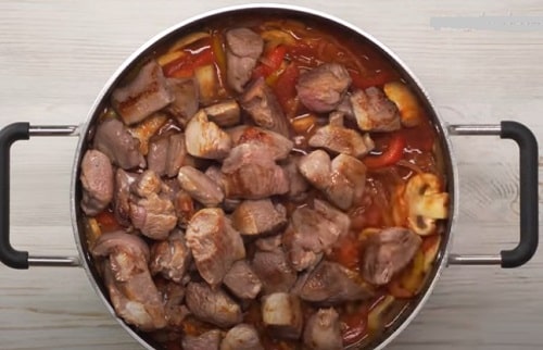 636e8fa71dd1ad344393bed1d125e382 Індичка з грибами в сметанному соусі на сковороді   смачний рецепт