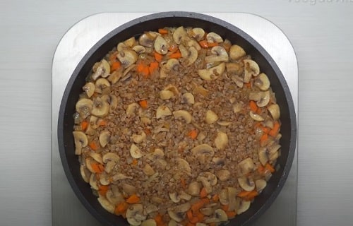 79f7200953f9a07a427e1ca78a5aba62 Гречка з грибами, цибулею і морквою на сковороді   простий і смачний рецепт