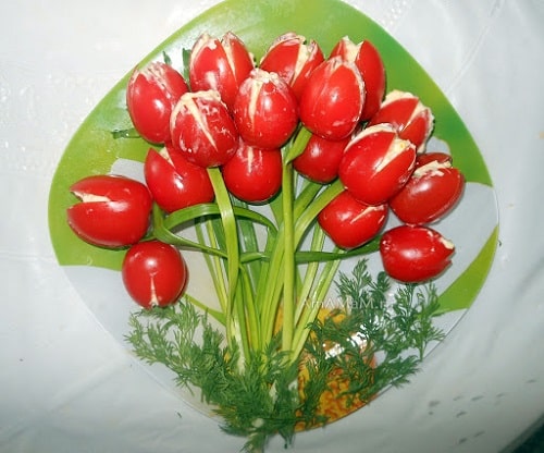  Салат «Тюльпани» з помідорами і крабовими паличками   рецепт на 8 Березня