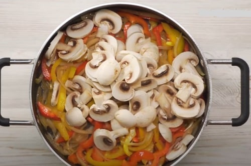 9bb0fa93c16213230c06c01b36e9a2fa Індичка з грибами в сметанному соусі на сковороді   смачний рецепт