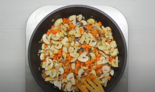 ade13285d070ae05f2c514d3fcef45ad Гречка з грибами, цибулею і морквою на сковороді   простий і смачний рецепт