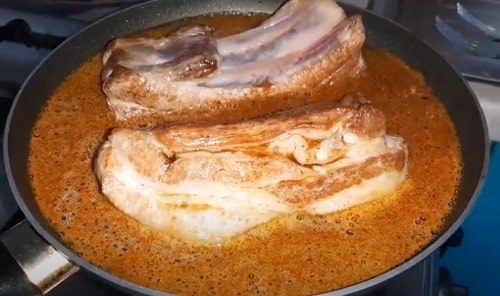 b01eb59e11153f5181ddb09b26fa9eea Свиняча грудинка, варена в пиві на сковороді   рецепт з соєвим соусом