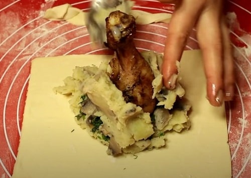 c156de0849f3206c2a84175cea61d68a Курячі ніжки в листковому тісті в духовці   рецепт з картоплею та грибами
