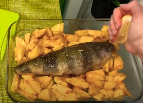  Терпуг в духовці з картоплею, запечений цілком   смачний рецепт