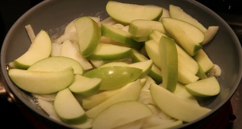  Печінка з яблуками і цибулею по берлінськи   рецепт на сковороді