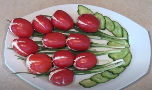 eec91e90da5caf0312f40e8212f3d33a Салат «Тюльпани» з помідорами і крабовими паличками   рецепт на 8 Березня