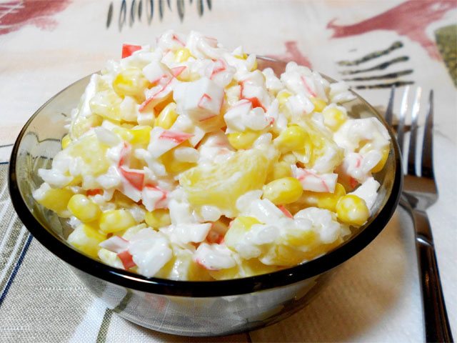 Салати з крабовими паличками: Рецепти салату з крабовими паличками і кукурудзою