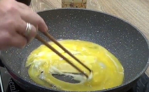 4ca5ff8e5ba524d518fd68e9f27f8833 Рис з яйцем по китайськи, смажений на сковороді   рецепт
