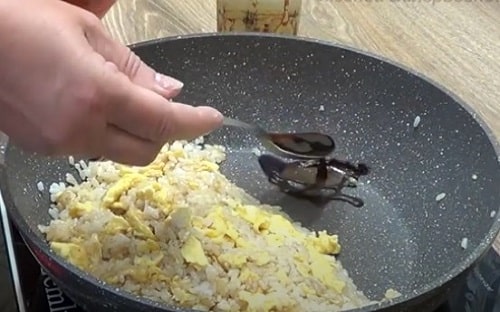 668107dc84d49a5c1c968ce616395bee Рис з яйцем по китайськи, смажений на сковороді   рецепт